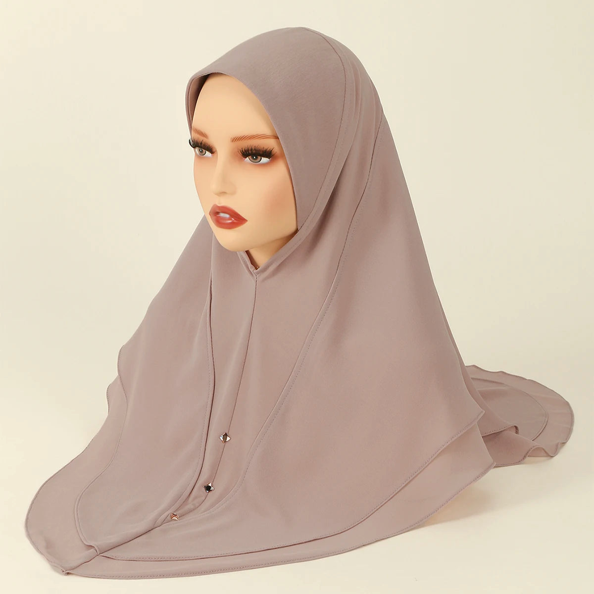 Una modelo vistiendo un pañuelo instantáneo de chifón beige de doble capa.
