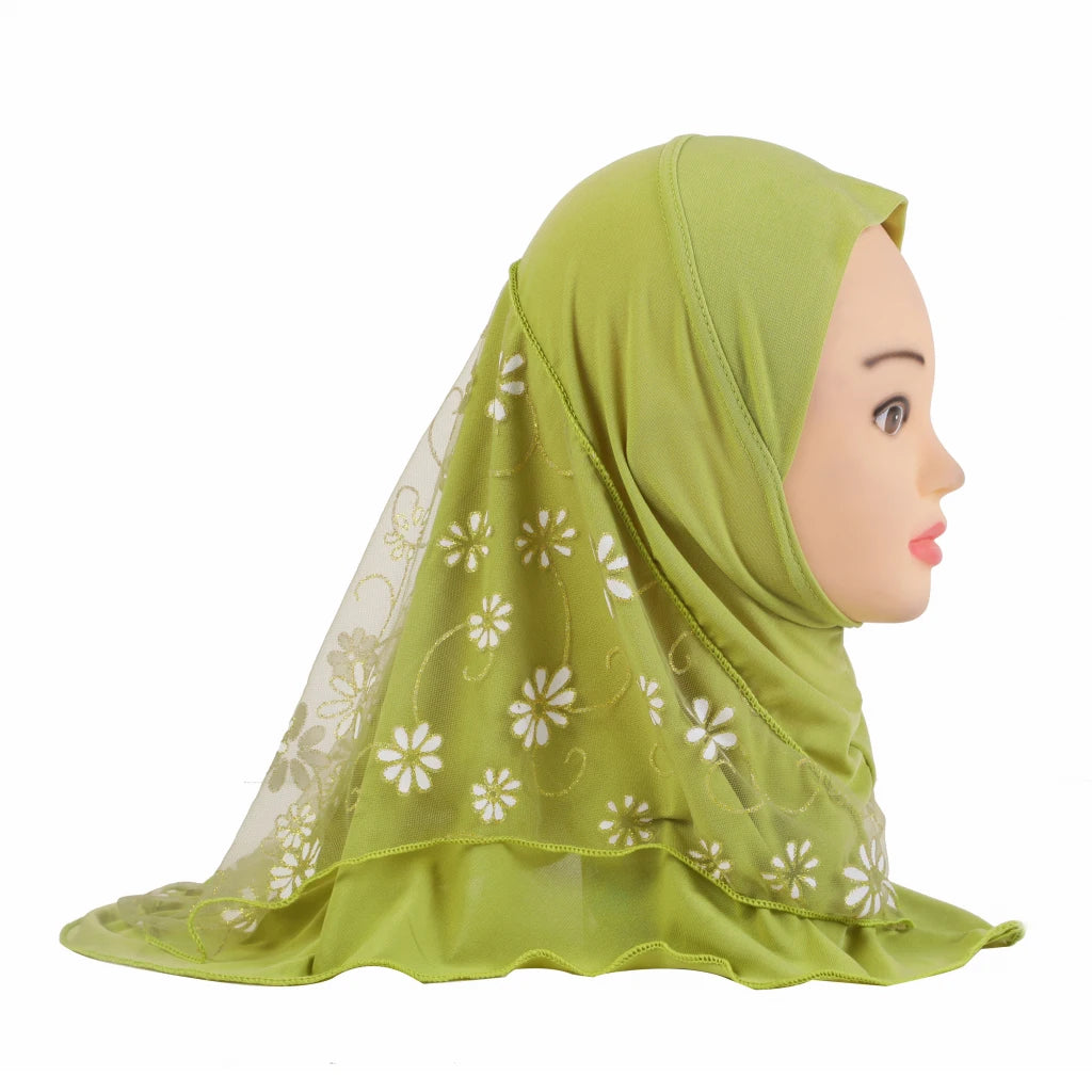 Hellgrüne florale Netz-Hijab-Kappe für Mädchen, präsentiert auf einem Mannequin-Kopf.