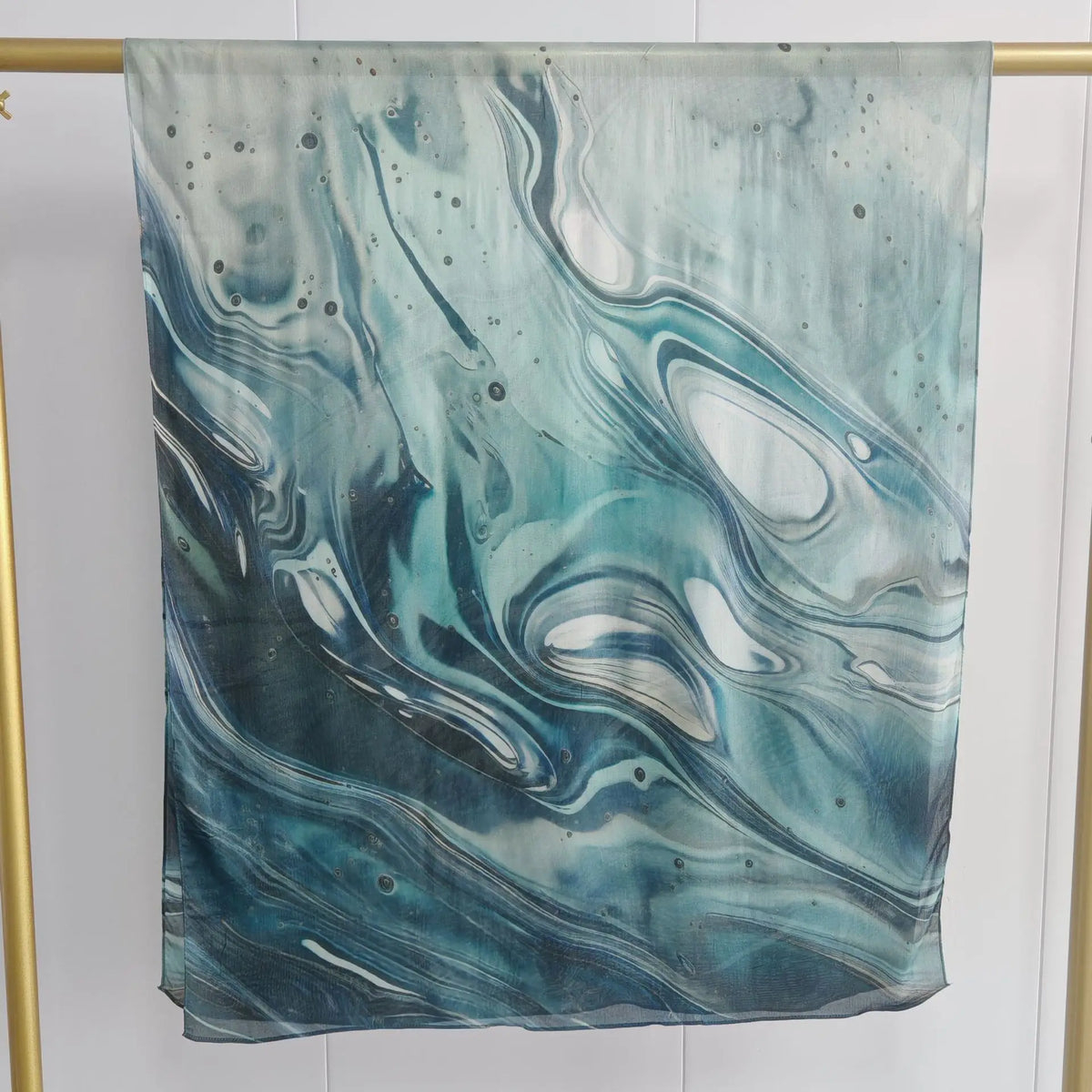 Vertikaler Stoffschal mit marmoriertem blau-türkisem Design und weißen Wirbeln.