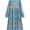Langes, langärmeliges Boho-Midi-Kleid mit Blumenmuster in Blau-, Rosa- und Violetttönen.