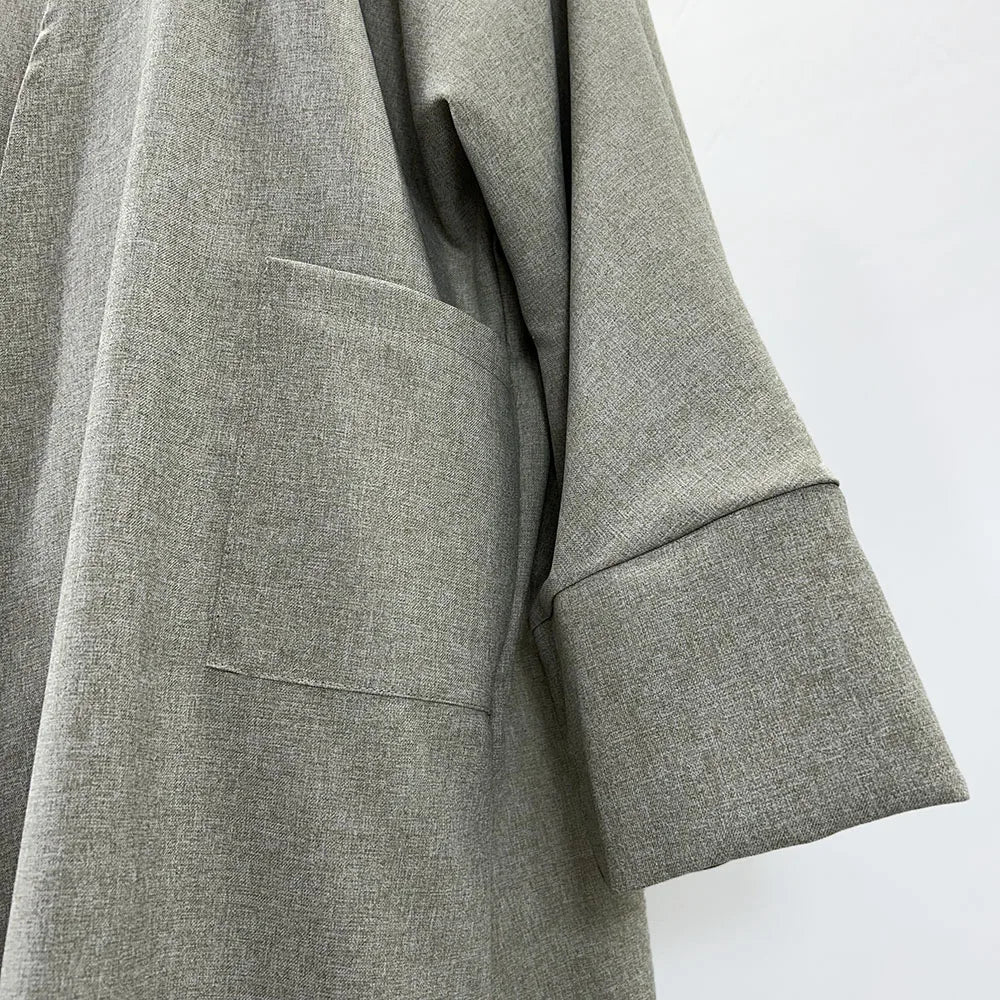Nahaufnahme eines hellsalbeig-grünen Leinenkimonos abaya mit Klappfachdetail.