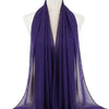 Elegantes, sattes Lila Chiffon-Hijab-Tuch auf einem Mannequin drapiert