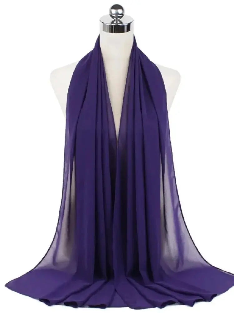 Elegantes, sattes Lila Chiffon-Hijab-Tuch auf einem Mannequin drapiert