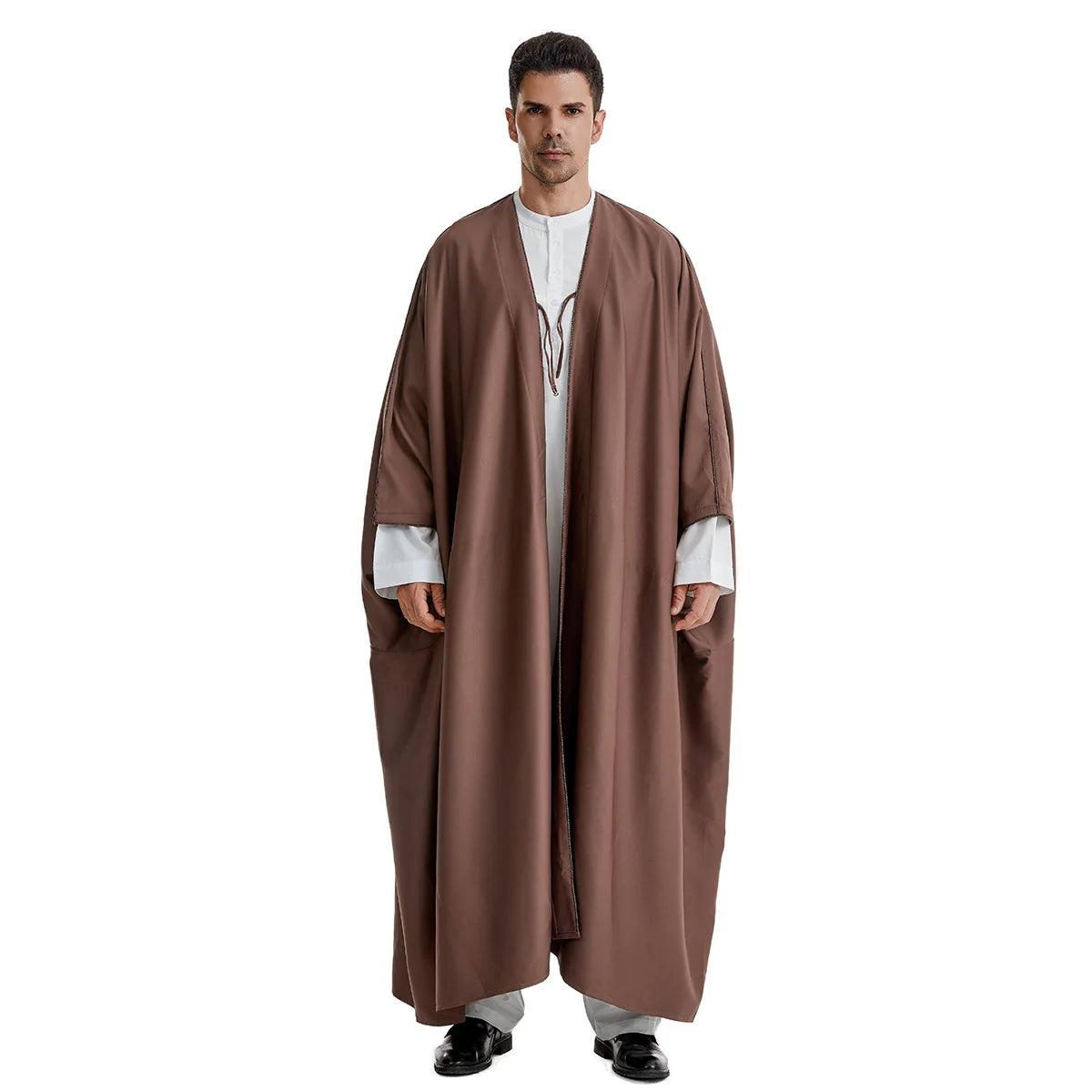 Mann trägt einen eleganten braunen Jubba Thobe Kaftan zum Gebet und für Bescheidenheit.