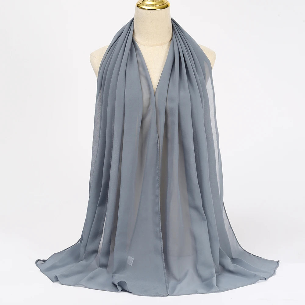 Fließender, fester grauer Chiffon-Hijab-Schal um den Hals eines Mannequins drapiert.