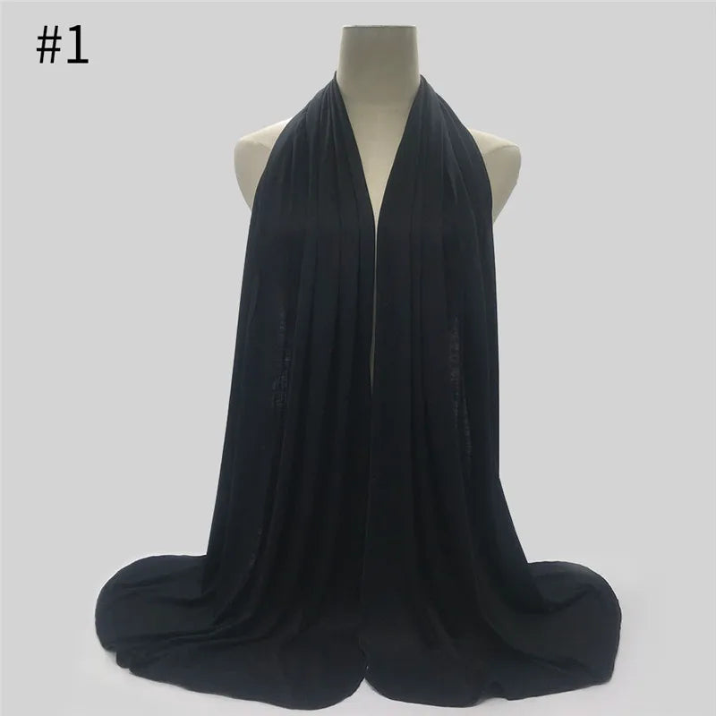Schwarzer Baumwolljersey-Hijab-Schal, drapiert auf einem Mannequin