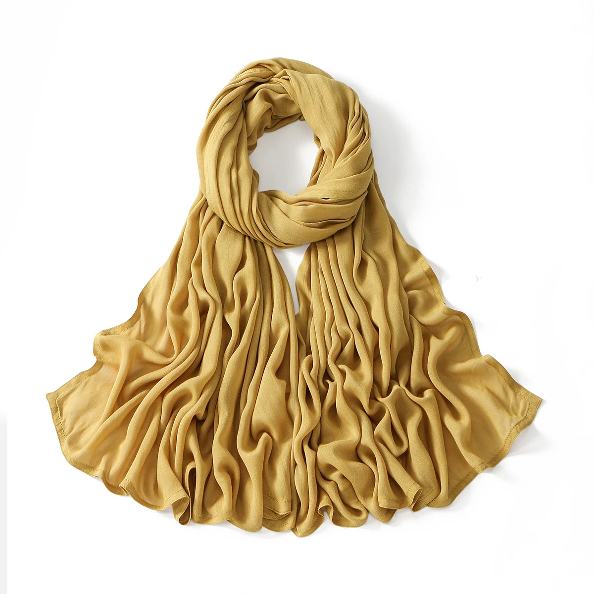 Ein drapierter, goldbeige Viskose-Hijab für Frauen in fließender Form.