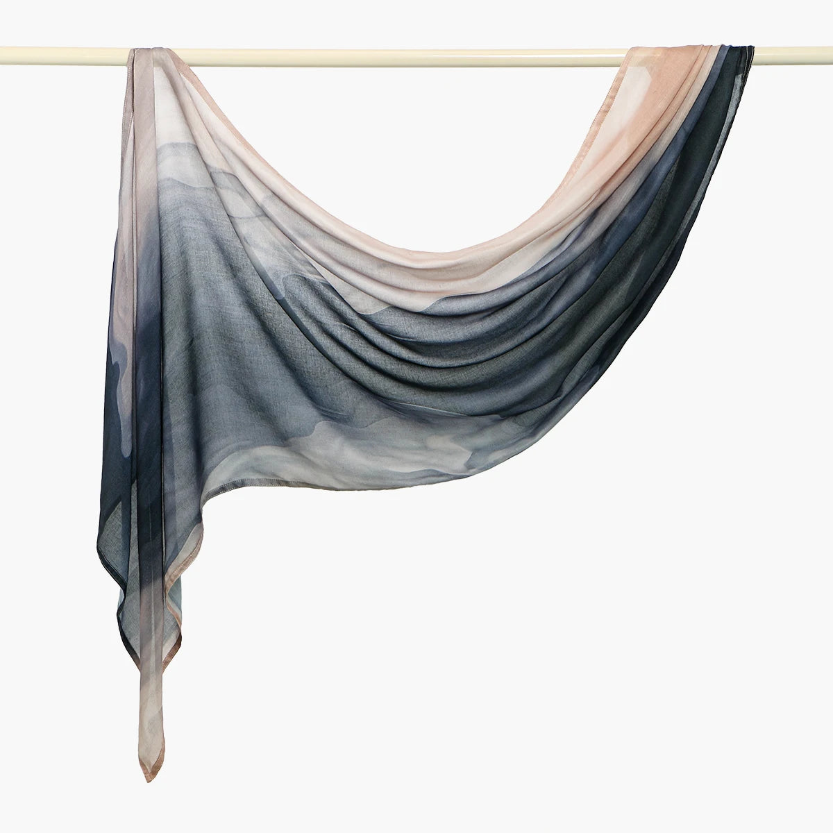 Fließender Aquarell-Hijab-Schal über einer Wäscheleine.