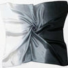 Étoffe soyeuse d'un foulard présentant une transition de gradient du blanc au noir.
