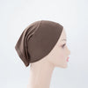 Nahaufnahme einer braunen Bambus-Jersey-Turban-Kappe auf einem Mannequin-Kopf.