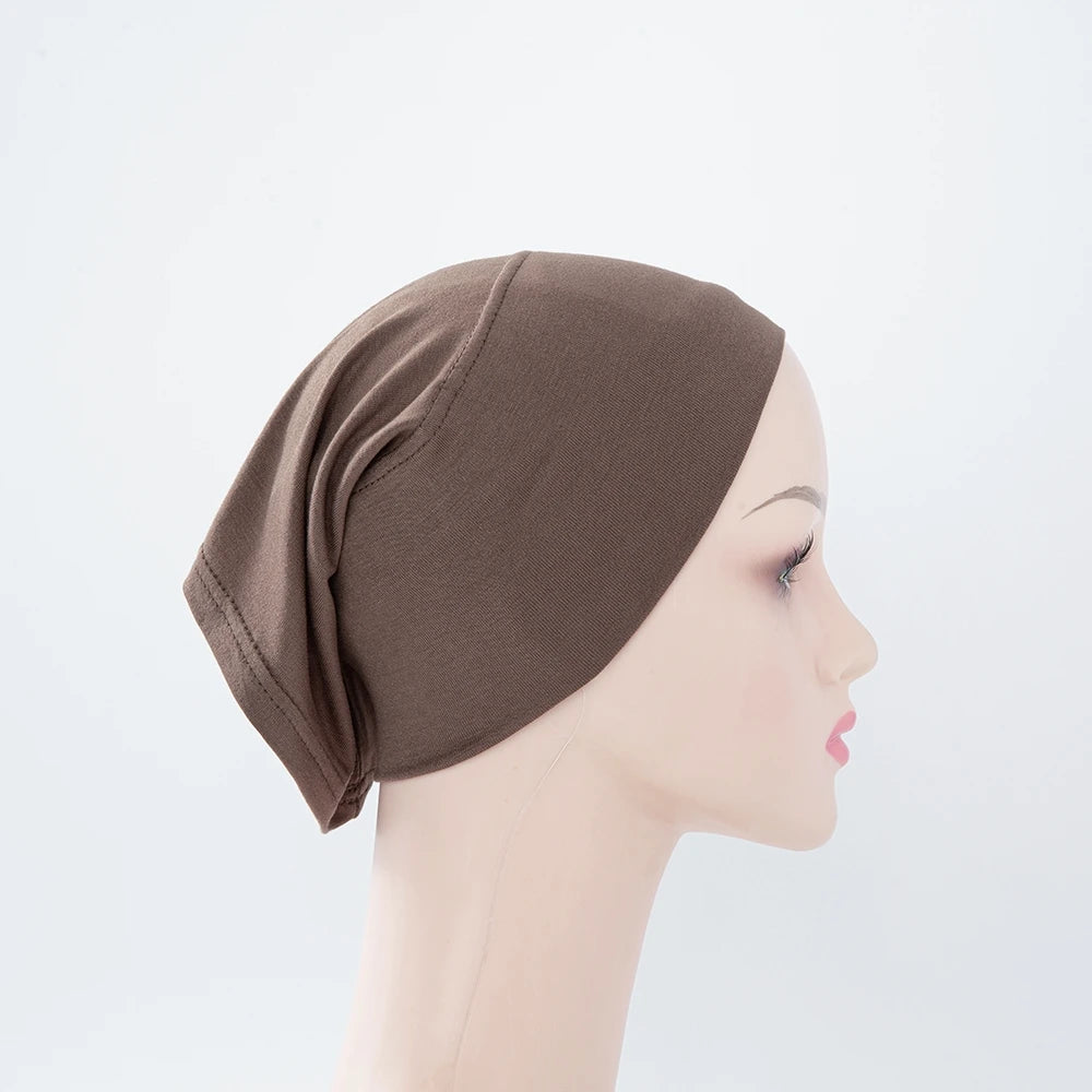 Nahaufnahme einer braunen Bambus-Jersey-Turban-Kappe auf einem Mannequin-Kopf.
