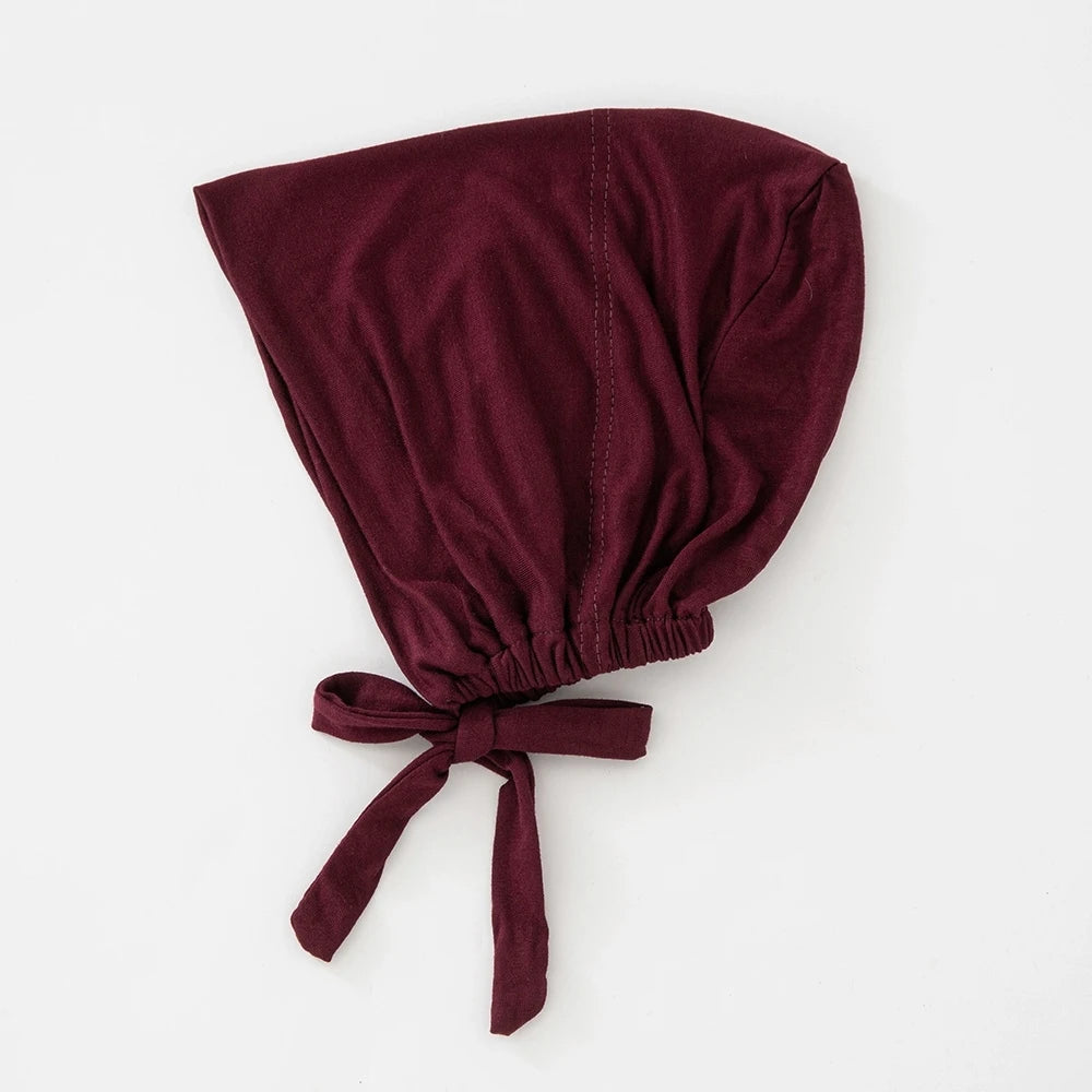 Tiefburgunder-Schal-Innenschal-Haube, gefaltet und unten gebunden.