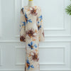Beige Abaya-Kleid mit floralem Muster aus lila und blauem Blumenmuster auf einem Mannequin.