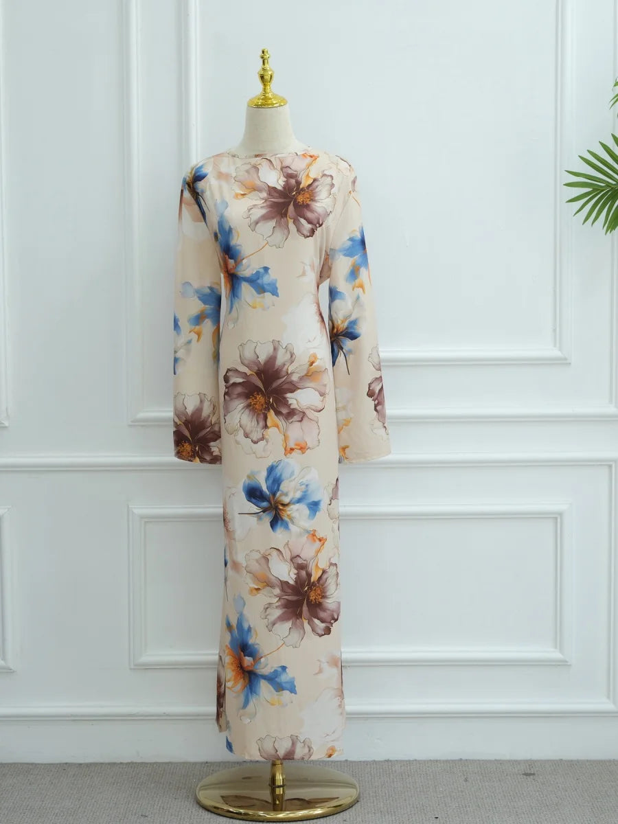 Beige Abaya-Kleid mit floralem Muster aus lila und blauem Blumenmuster auf einem Mannequin.