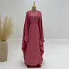 Maroon elegante Langarm-Abaya auf einem Mannequin vor weißem Hintergrund