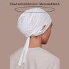 Un bonnet de hijab intérieur blanc à cordon est montré sur la tête d'une personne, avec une mesure indiquée.