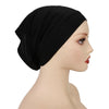 Bonete de hijab de algodón modal elástico suave y negro, puesto en un maniquí.