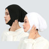 Une femme modélise un hijab noir et un hijab blanc sur sa tête.