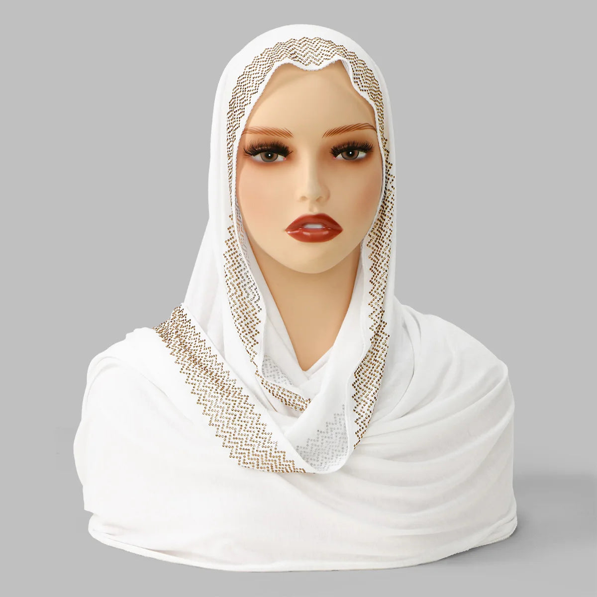 Weißer Baumwoll-Hijabschal mit schimmernden Pailletten und Goldstickerei, auf einem Mannequin.