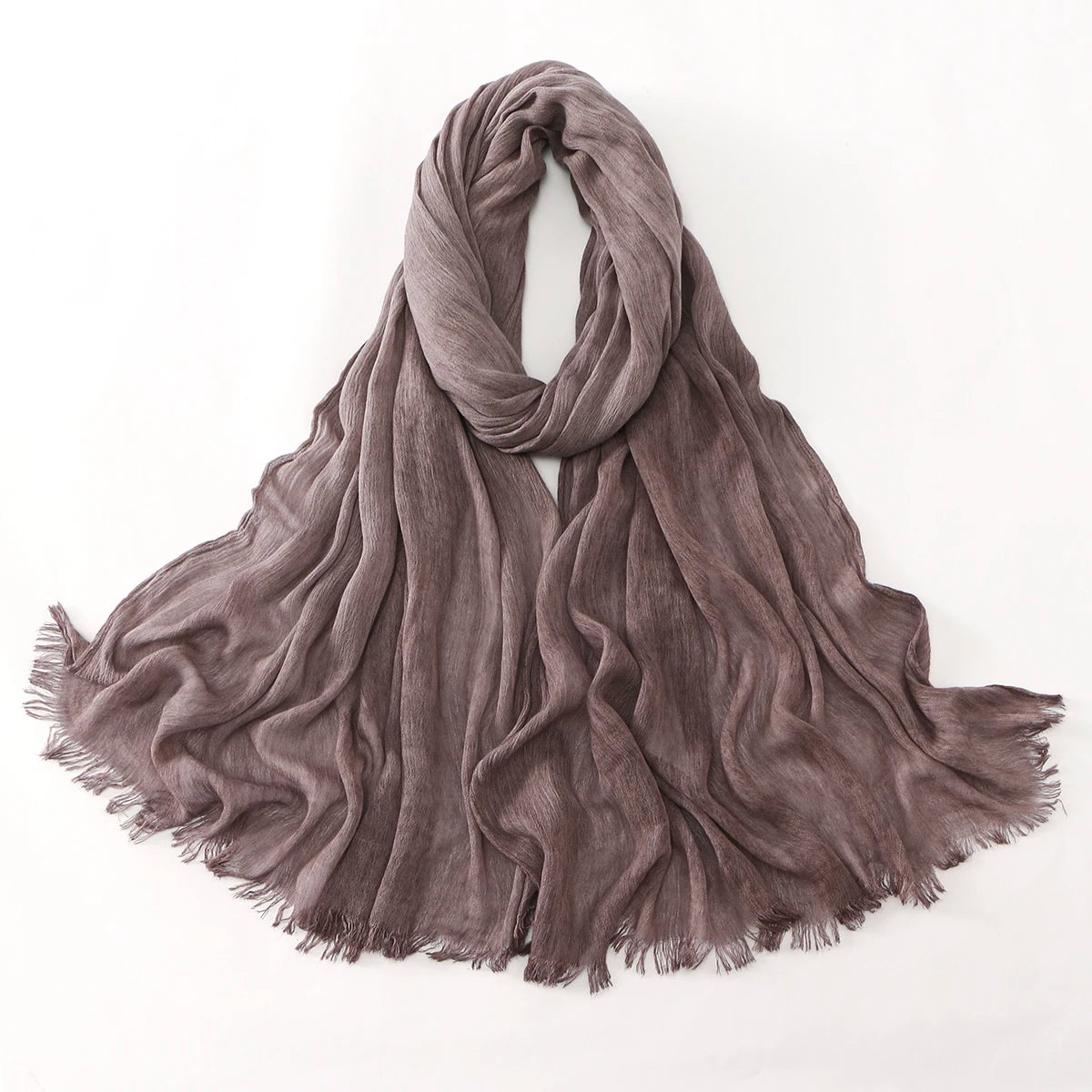Foulard hijab en rayon froissé mauve poussiéreux drapé, montré à plat.