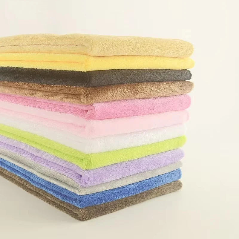 Ein Stapel von plüschigem Samtstoff für Bastelmaterial in verschiedenen Pastell- und neutralen Farben.