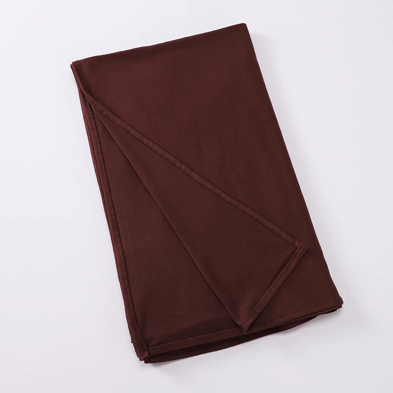 Foulard instant en jersey extensible couleur bordeaux foncé plié proprement.