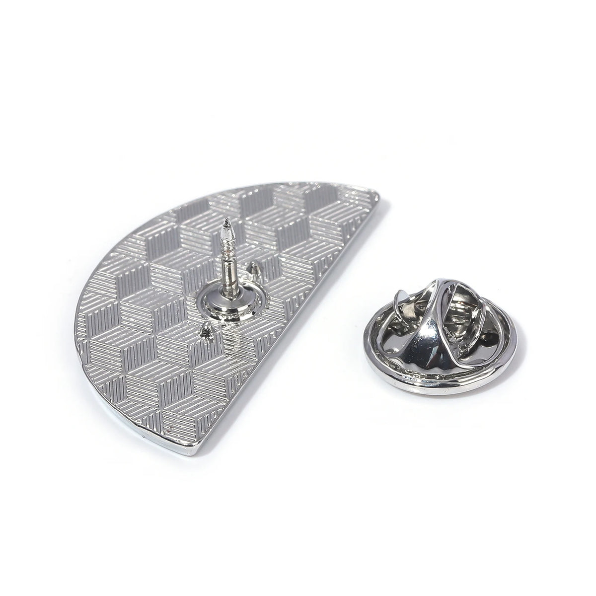 Silber-Emaille-Anstecknadel mit rautenförmigem, spitzem Design.