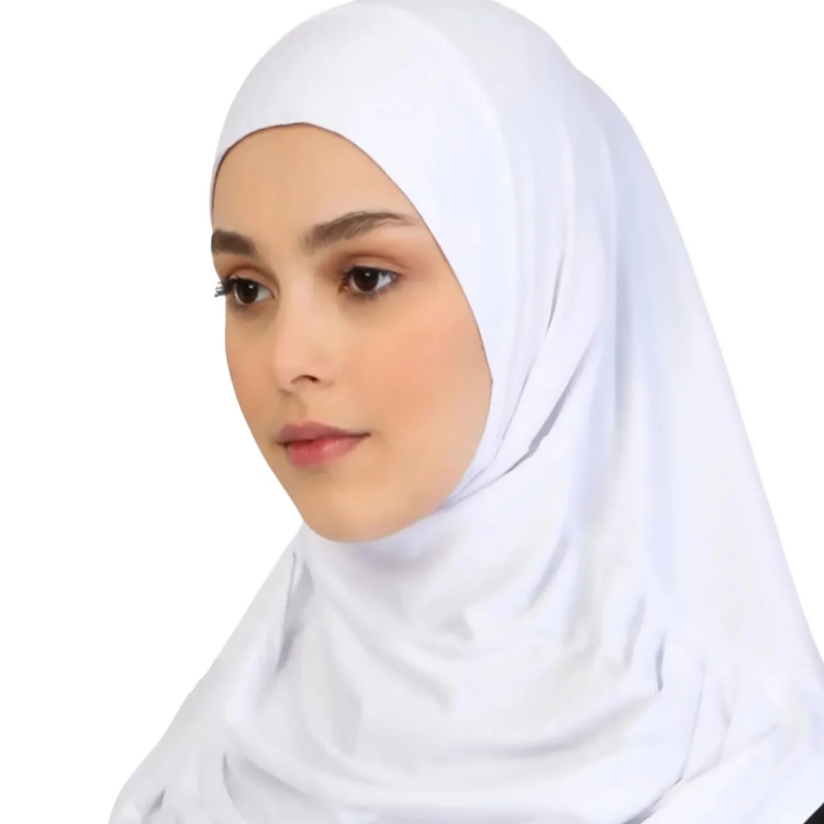 Eine Frau trägt einen weißen, sofort fertigen Hijab, von der Brust aufwärts gezeigt.