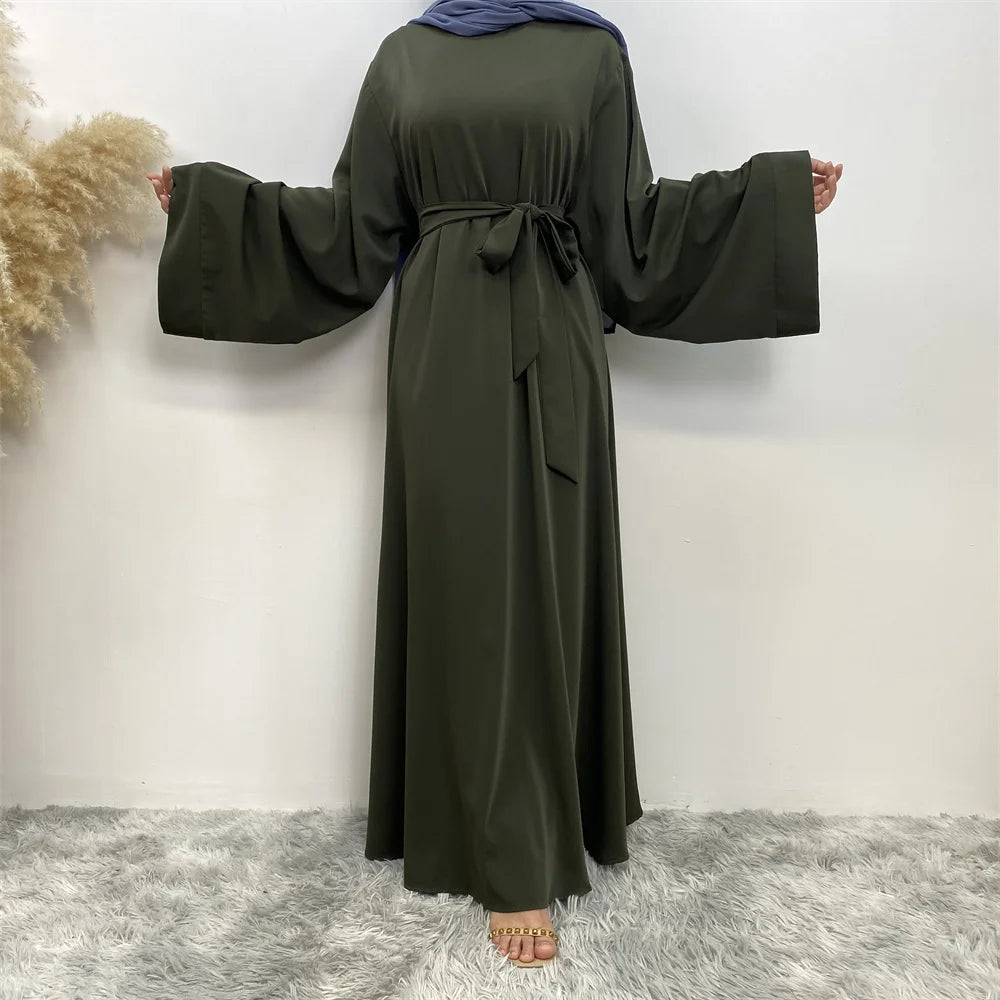 Una abaya de color verde oliva completa para mujer con mangas largas y cintura atada, mostrada sobre fondo blanco.