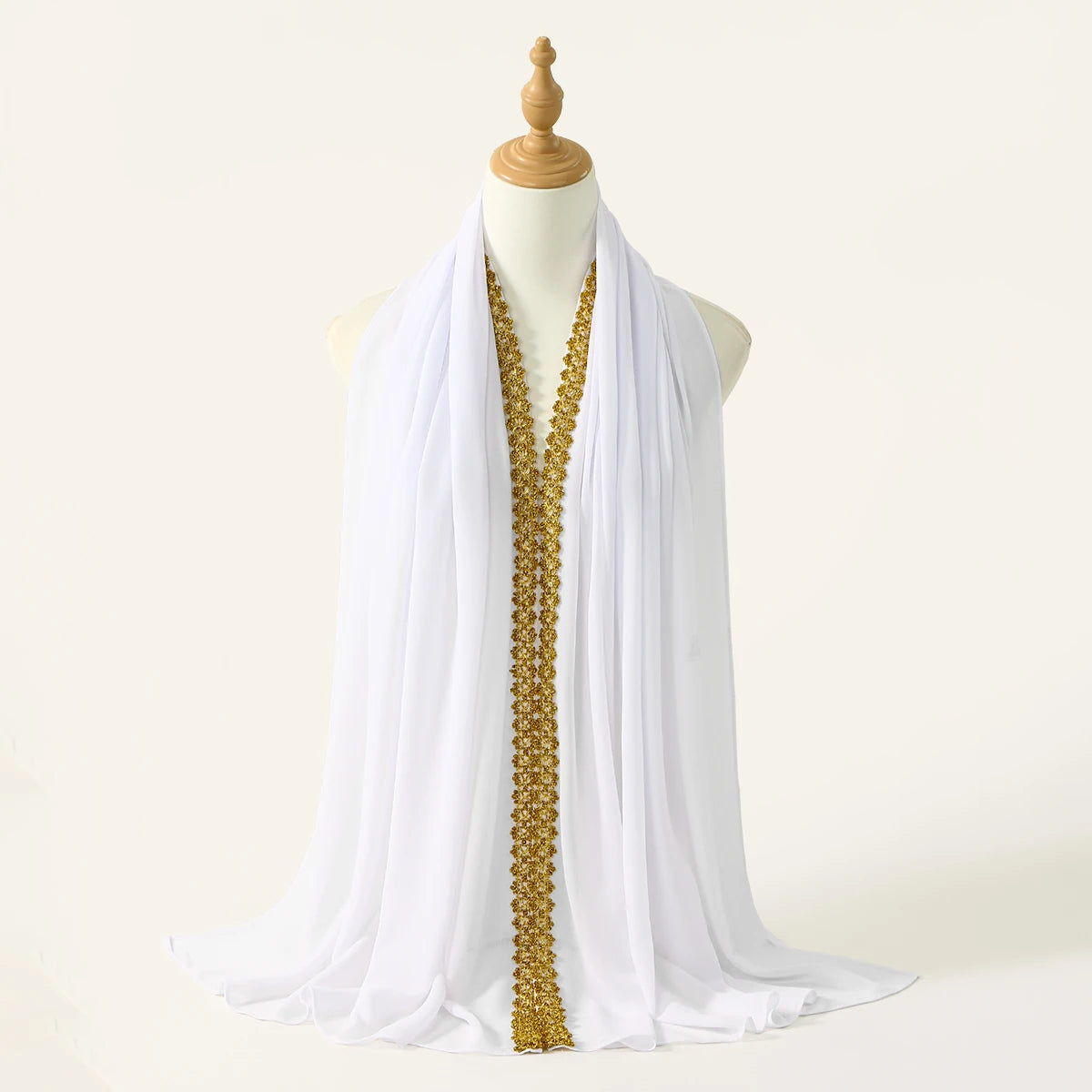Pañuelo/chal de gasa con pedrería elegante, drapeado sobre un maniquí