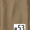 Gros plan d'un foulard modal beige multicolore avec le numéro 53 imprimé.