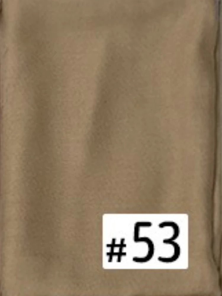 Gros plan d'un foulard modal beige multicolore avec le numéro 53 imprimé.