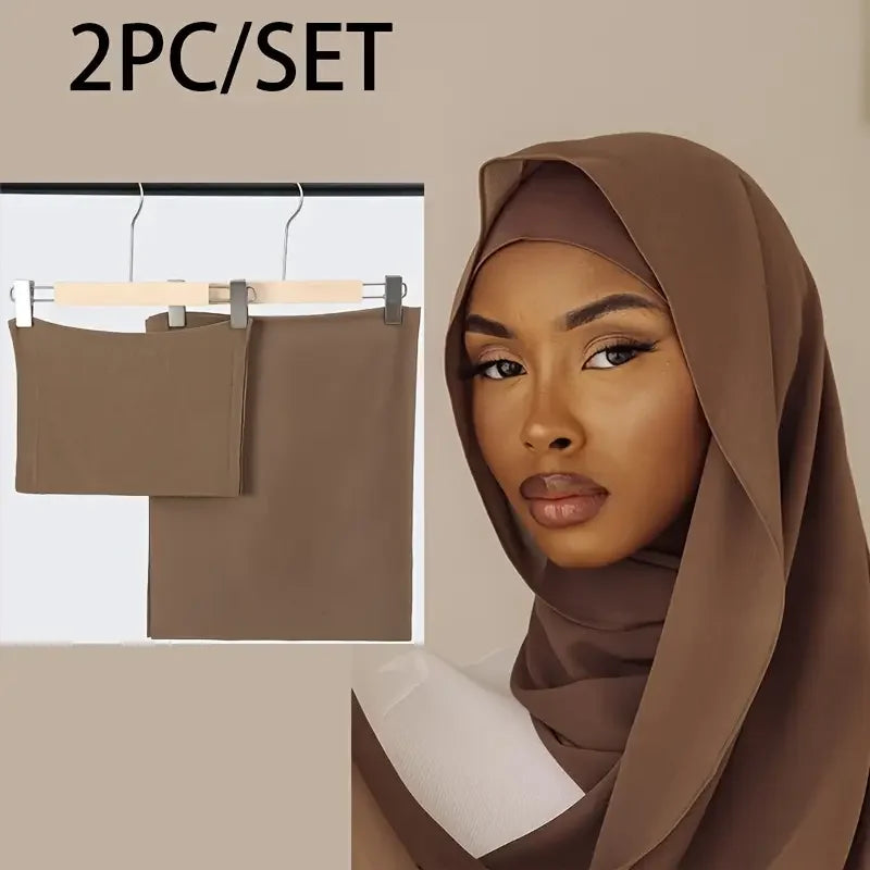 Eine Frau mit brachem Hijab schaut in die Kamera, mit einem abgebildeten passenden Stoffstück.
