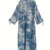 Langes, fließendes Tie-Dye-Abaya-Kaftan für Frauen in blau-weißen Mustern.