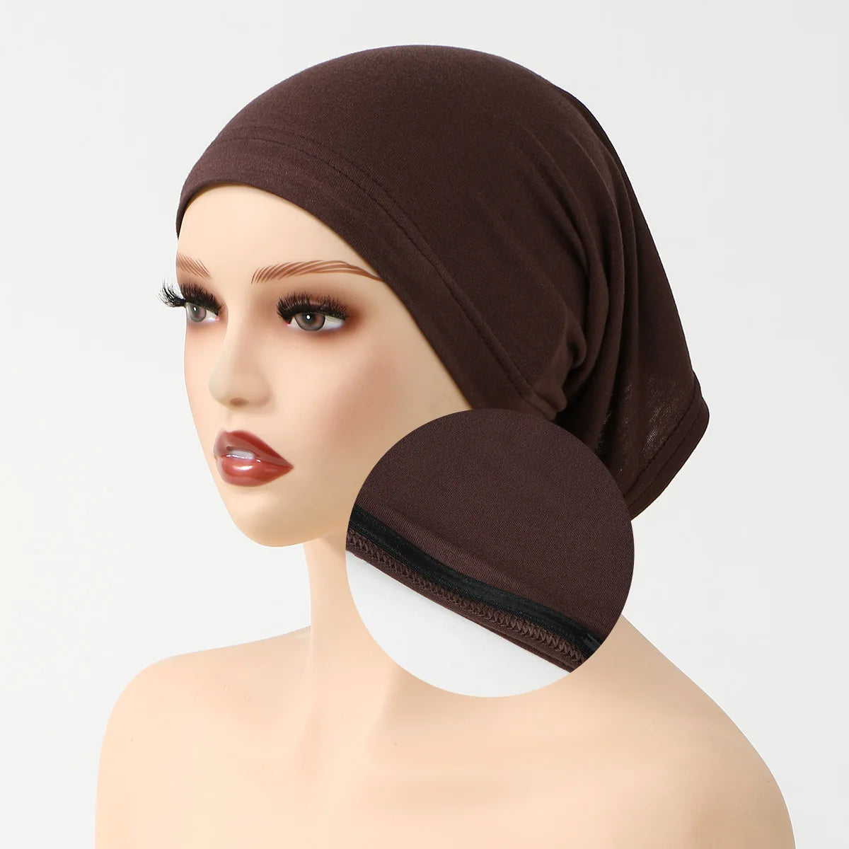Un modèle portant un foulard turban instant de couleur brun foncé.