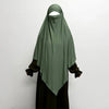Smaragdgrüner atmungsaktiver Bambus-Jersey-Khimar-Hijab über einem dunklen Kleidungsstück.