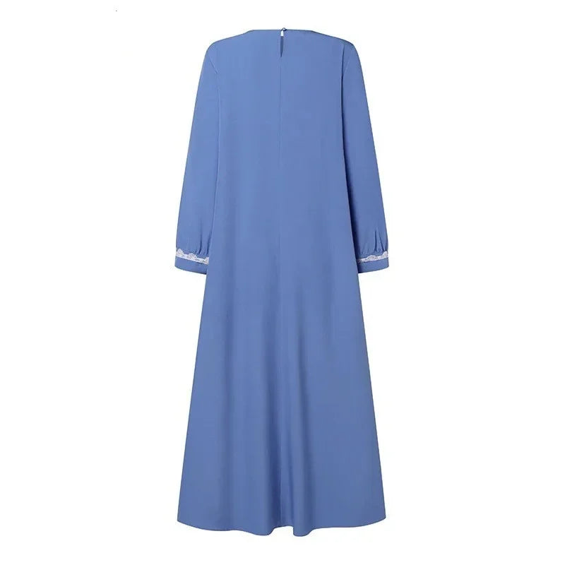 Elegantes, langes, hellblaues Abaya-Kleid für Frauen mit Spitzenverzierungen.