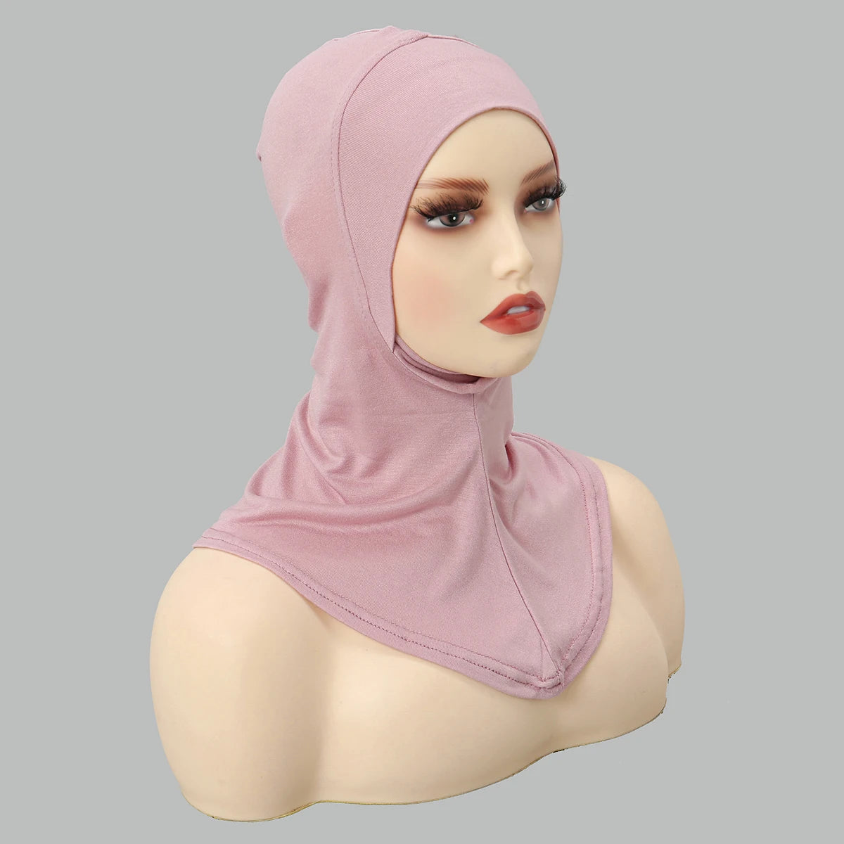 Ein Modell trägt eine beige-rosa, dehnbare Baumwoll-Hijab-Haube mit voller Bedeckung.