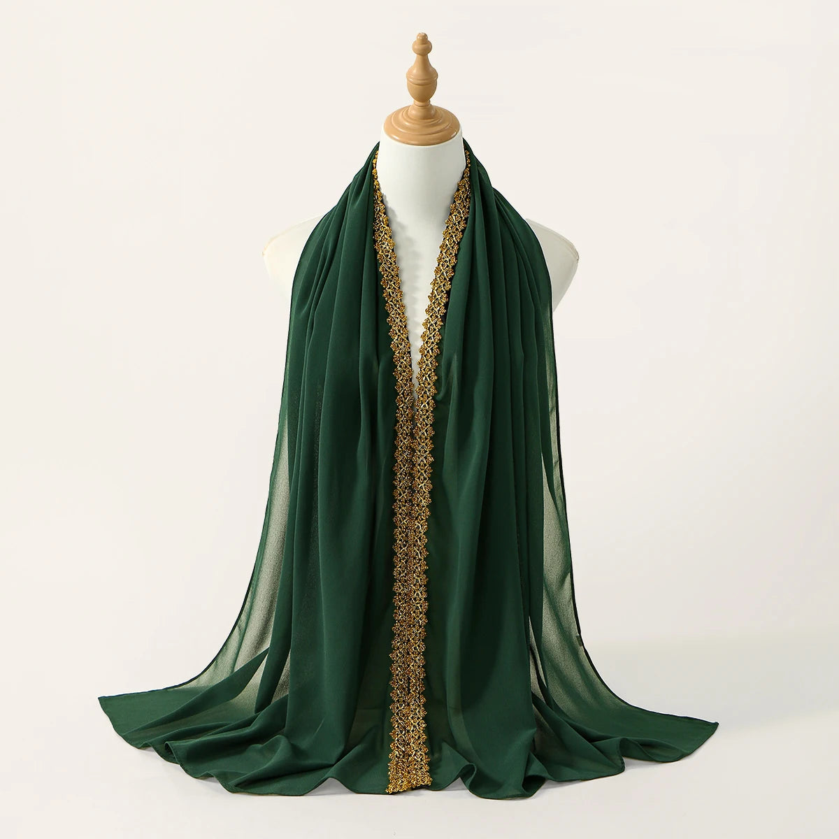 Dunkelgrüner Spitzen-Chiffon-Hijabschal über einem Mannequin-Hals