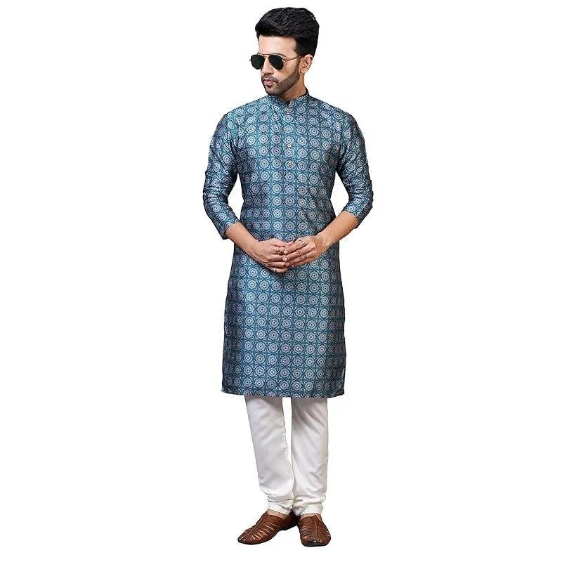 Un homme portant une tunique à motifs bleus et un pantalon blanc.