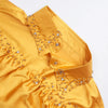 Nahaufnahme eines goldgelben Seidkaftans abaya mit aufwendiger silberner und goldener Perlenstickerei.