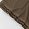 Gros plan d'un foulard turban instant marron avec bord côtelé.