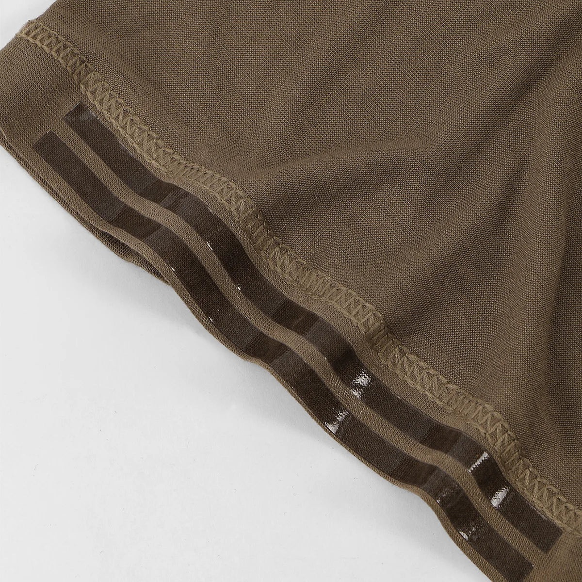 Gros plan d'un foulard turban instant marron avec bord côtelé.