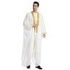 Mann in weißer Jubba-Thobe Kaftan mit goldenen Zier und schwarzen Schuhen