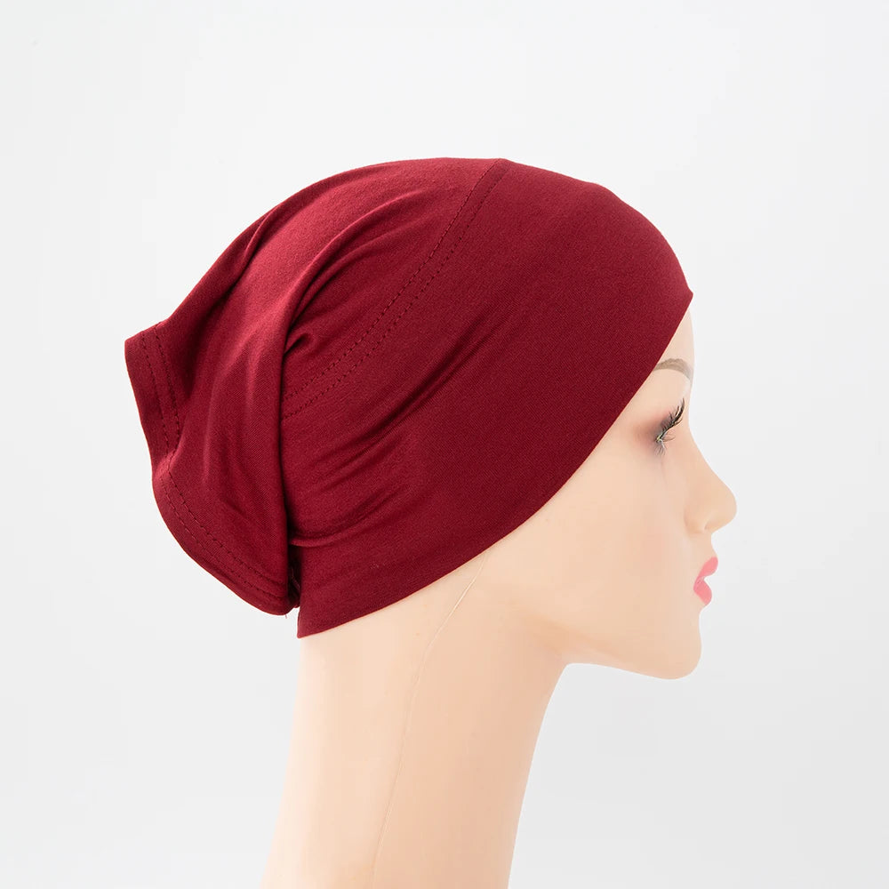 Maroon Bambus-Jersey-Turban-Kappe auf einem Mannequin-Kopf
