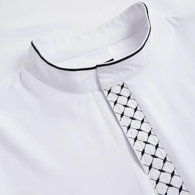 Weißes, besticktes Jubba-Thobe Kaftan-Hemd für Herren mit schwarzem Zier und gemusterter Krawatte