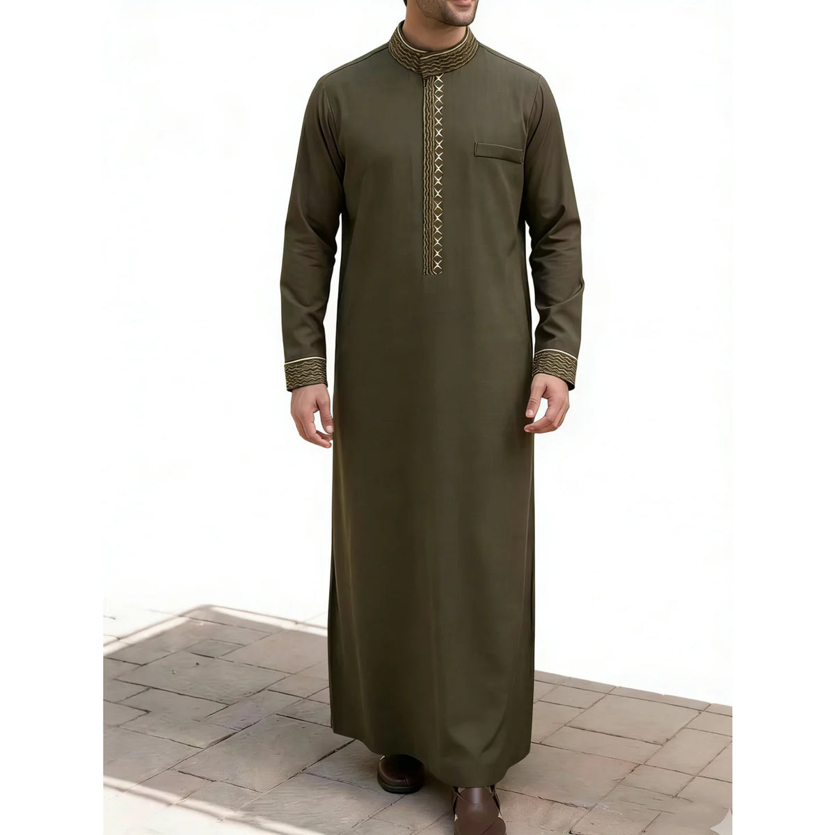 Un hombre vistiendo una jubba thobe islámica tradicional color verde oliva oscuro con cuello y puños bordados.