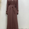 Lange, fließende, maroonfarbene Abaya-Kaftan mit offenem Front und gebundener Taille