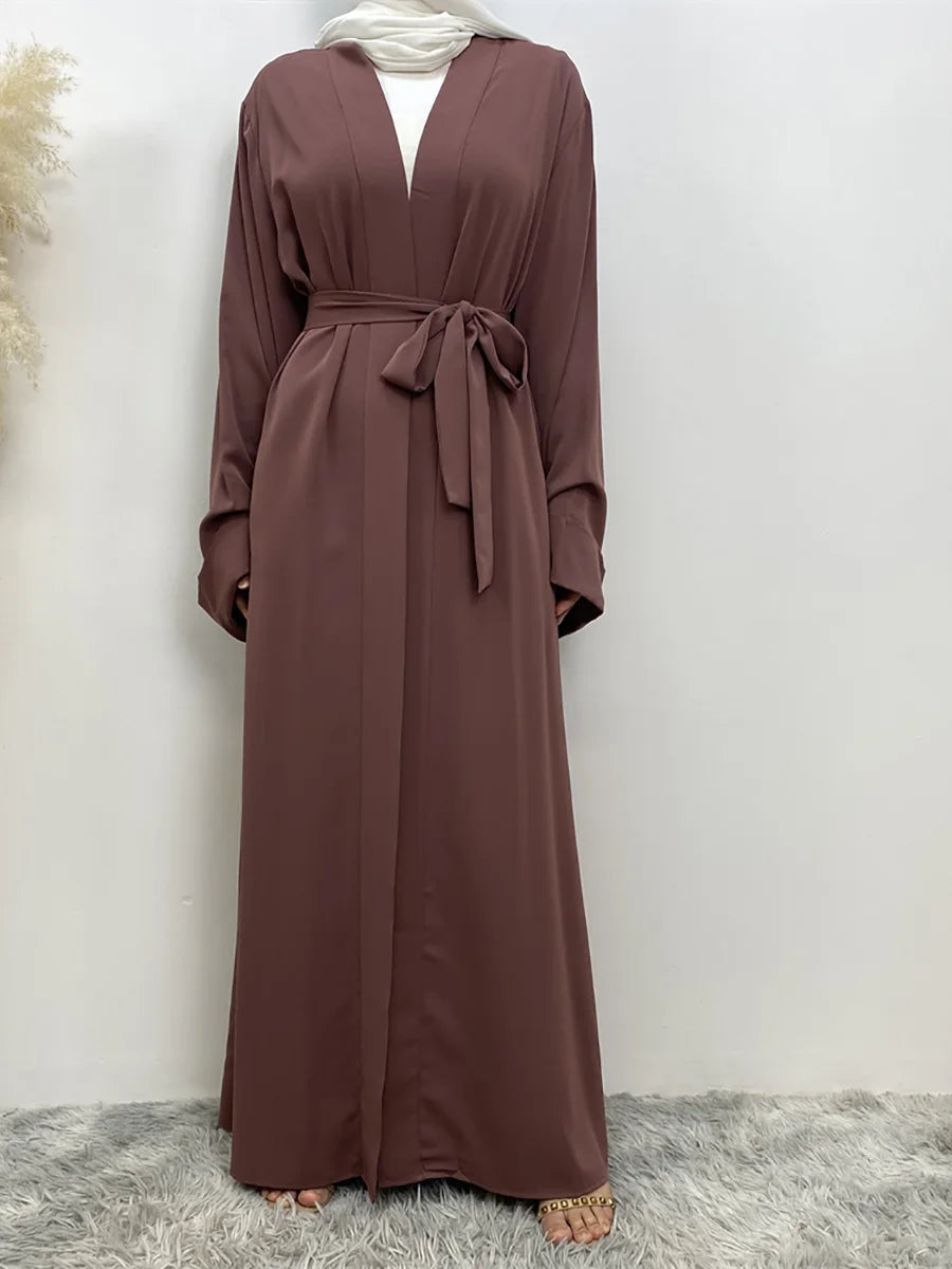 Lange, fließende, maroonfarbene Abaya-Kaftan mit offenem Front und gebundener Taille