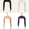 Vier Varianten von elastischen Jersey-Shrugs mit Langarm-Oberteil auf einem Mannequin: schwarz, weiß, beige und dunkelblau.